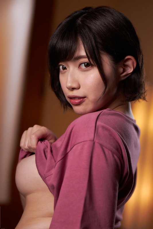 石原希望 赤い服をたくし上げておっぱいを見せるセクシーなグラビア