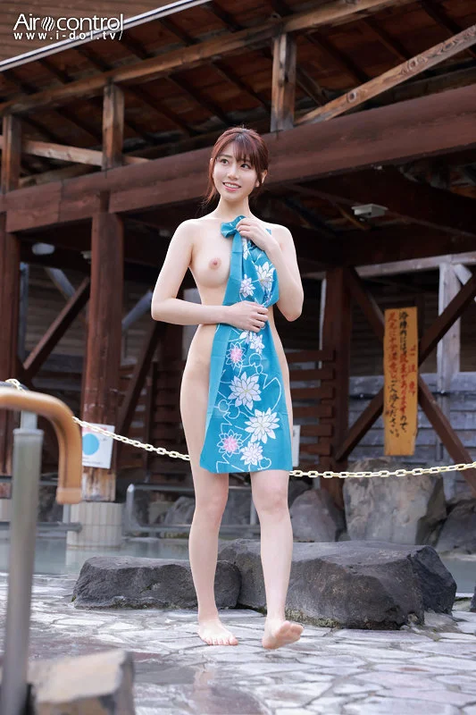 河北彩花(河北彩伽) ヌード 青いタオルで体を隠す