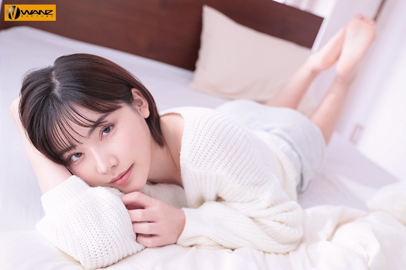 深田えいみ　ベッドに寝転ぶグラビア画像