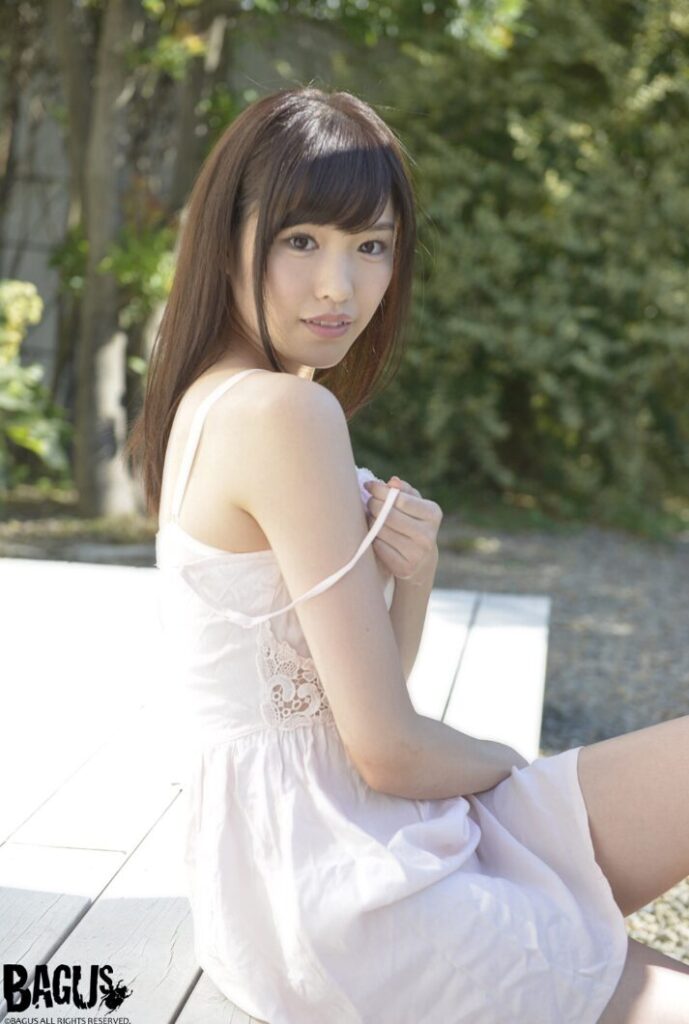 新ありなのヌードグラビア、青いランジェリーでソファに座るセクシーなショット