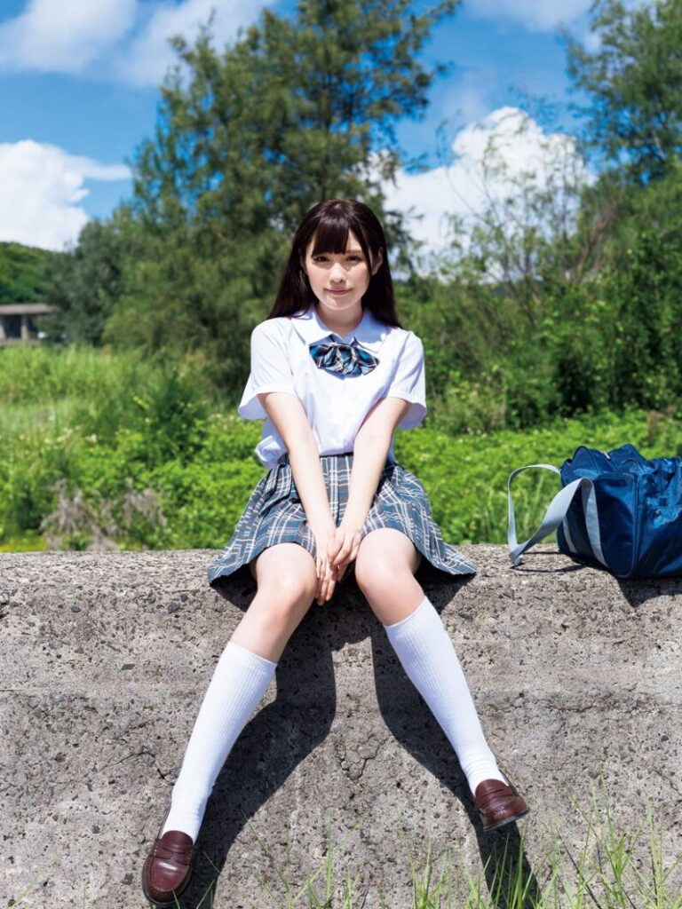 新ありなのヌードグラビア、青いドレスで屋外に立つエレガントなポーズ