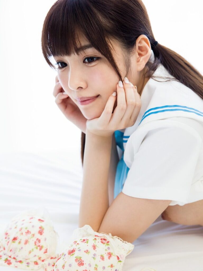 新ありなのヌードグラビア、青いランジェリーでソファに座るセクシーなショット