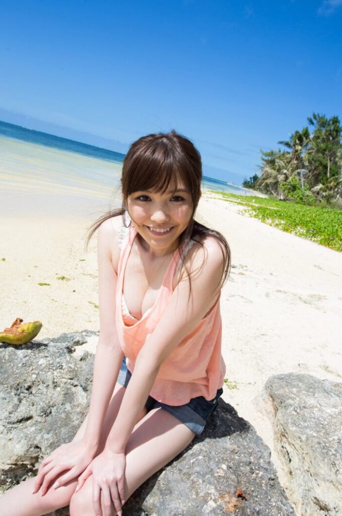 新ありなのヌードグラビア、白いビキニでプールサイドに立つセクシーなポーズ