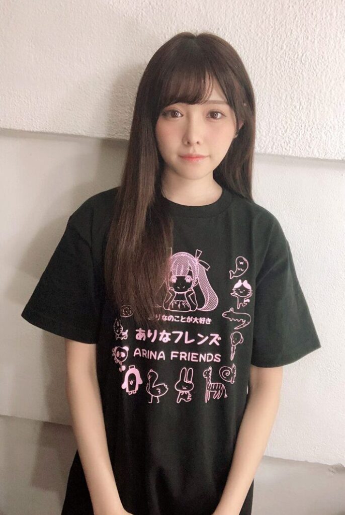 新ありなのヌードグラビア、青いビキニでプールサイドに立つセクシーなポーズ