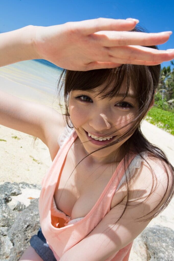 新ありなのヌードグラビア、赤いドレスで屋外に立つエレガントなポーズ