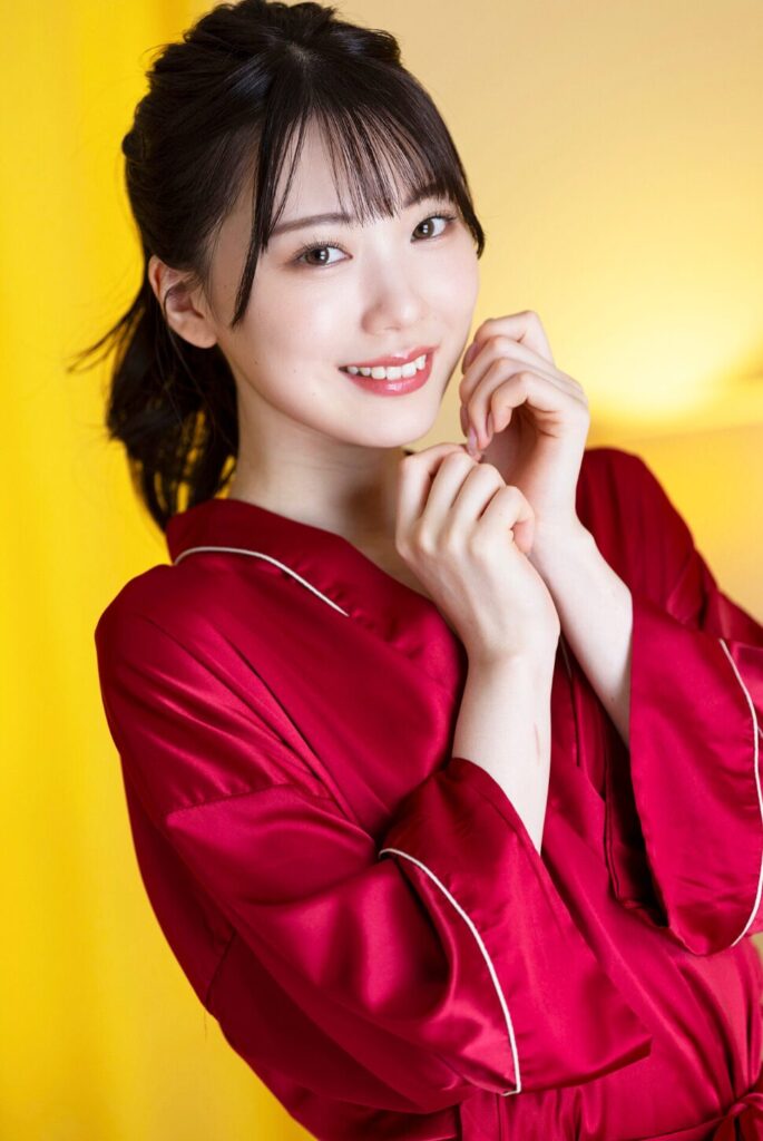 石川澪のヌードグラビア、赤いビキニでプールサイドに寝そべりおっぱいを強調したセクシーなポーズ