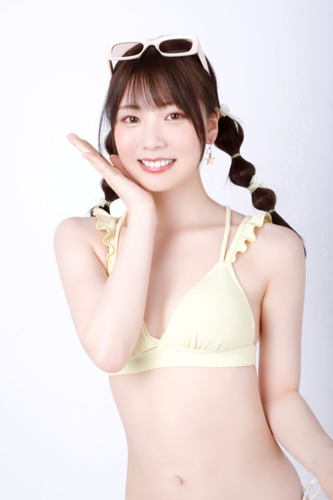 石川澪のヌードグラビア、青いビキニでプールサイドに座りおっぱいを強調したセクシーなポーズ
