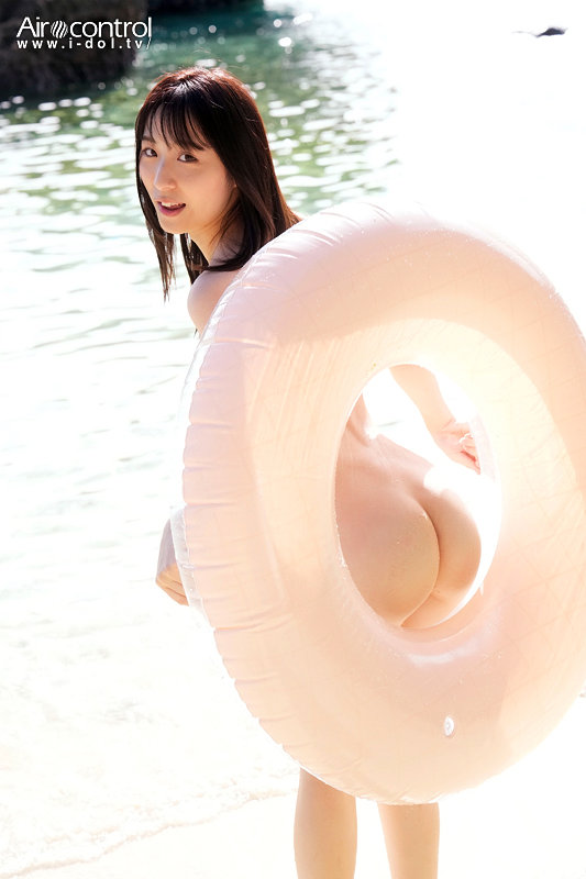新木希空 ビーチで浮き輪の輪の隙間からお尻を見せるセクシーな画像