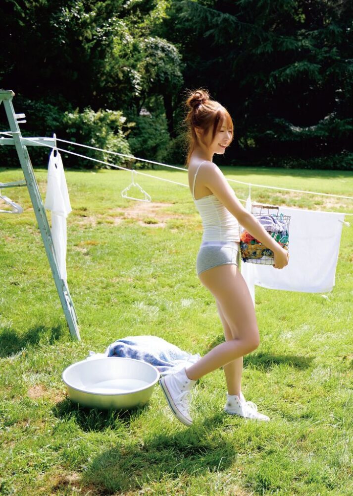 西宮ゆめ セクシーポーズ 誘惑的なランジェリー姿