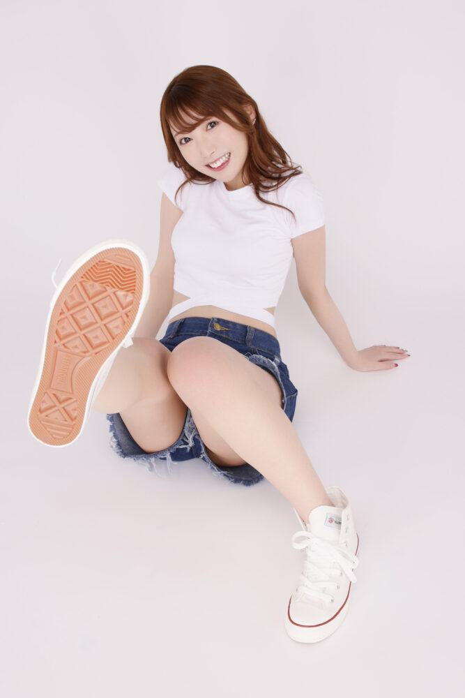 西宮ゆめ グラビア画像 誘惑的な視線と美しい曲線美