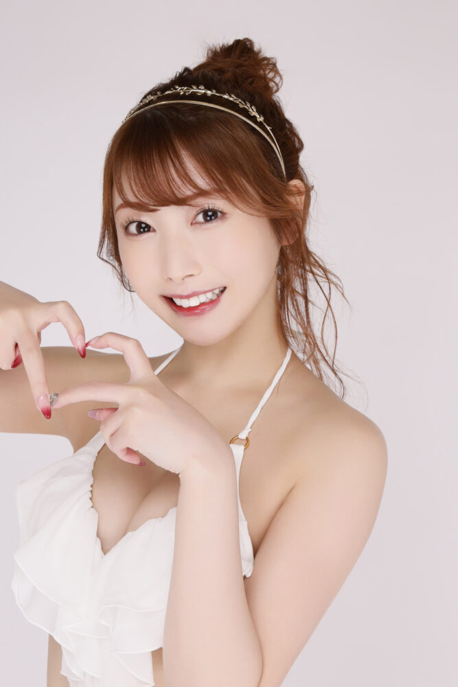 西宮ゆめ セクシーポーズ 誘惑的なランジェリー姿
