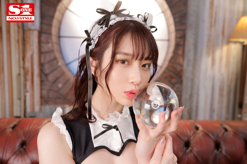 河北彩伽 (河北彩花) メイド衣装を着て水晶玉を手に持っている画像
