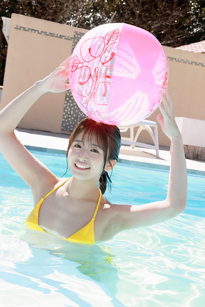 川口桜 プールでビキニ姿のグラビア画像