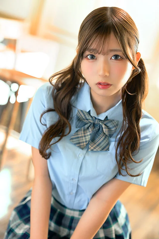 制服姿の逢沢みゆのプロフィール画像